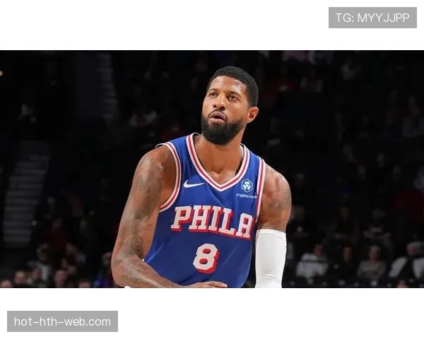 保罗·乔治买菜也得人帮拿袋，不愧是球场外的普通人版本