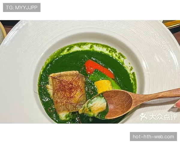 拉菲尼亚今天又在饭馆点了那种我们连菜单都看不懂的菜…这日子真离谱