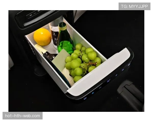 看到韩旭晒的邻家早晨，下一张厨房全景瞬间把我拉回现实——那台冰箱比我家车还贵